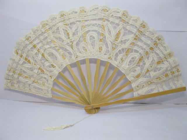 1Pc Ivory Bridal Battenburg Lace Hand Fan Wedding Favor - Click Image to Close