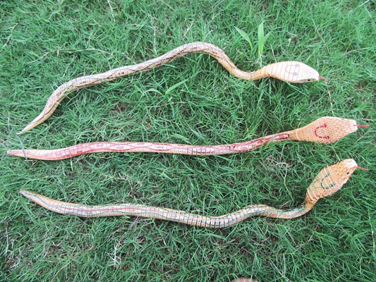 6Pcs Funny Lifelike Wooden Wiggle Cobra Snakes 60cm Mixed Color - Click Image to Close