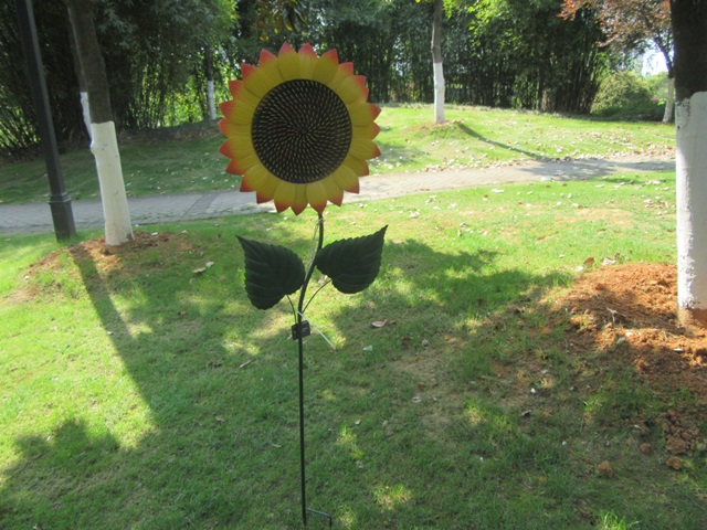 1Pc Decorative Sunflower Garden Statue Flower Yard Stake for Out - Click Image to Close